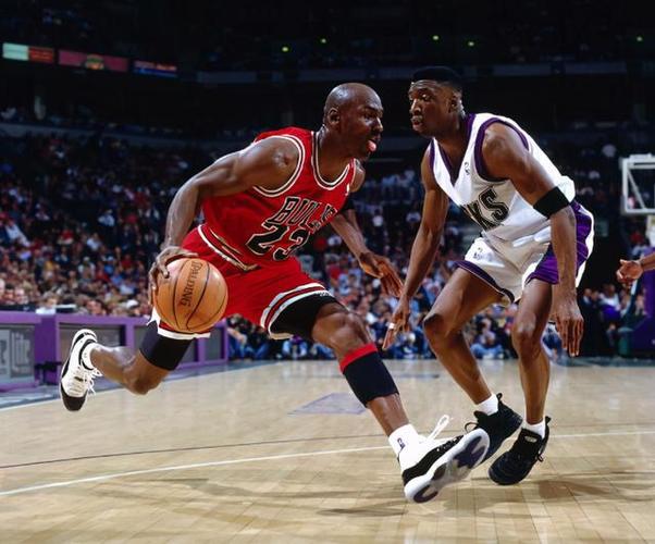 借助人工智 借助人工智